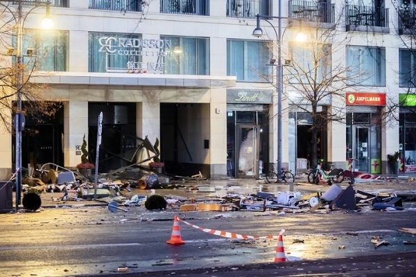 Akuarium Raksasa di Sebuah Hotel di Berlin, Jerman Meledak