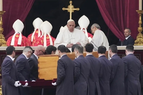 Paus Fransiskus Pimpin Misa Pemakaman Benediktus