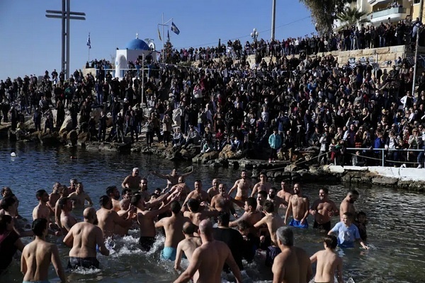 Warga Yunani Rayakan Jumat Epiphani dengan Berebut Mengambil Salib