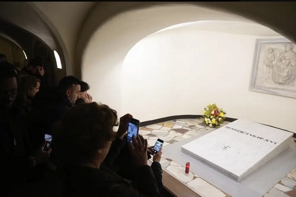 Makam Paus Emeritus Benediktus XVI Boleh Dikunjungi Umat