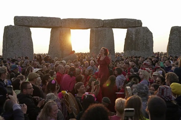 Inggris: Orang-orang Rayakan Matahari Terbit di Situs Stonehenge