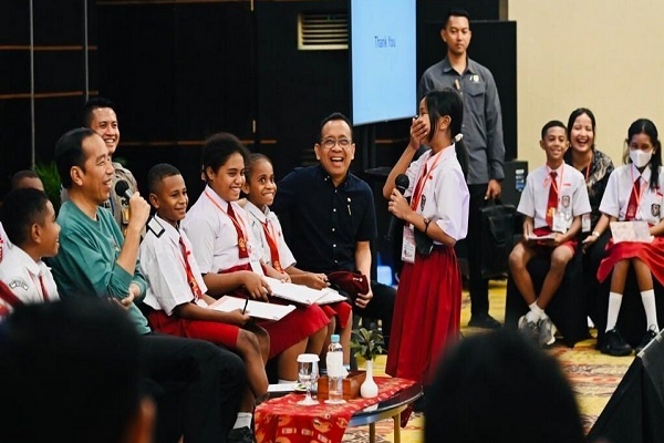 Jokowi dan Anak-anak Papua, Ditanya Mengapa Ibu Kota Tidak Dipindah ke Papua