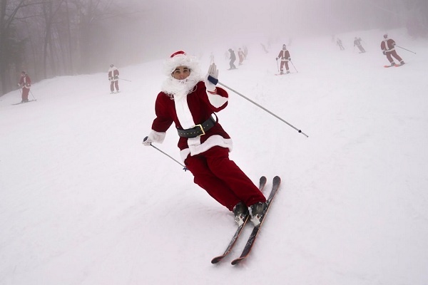 Acara Tahun Santa Bermain Ski Kumpulkan Rp 124 Juta Dana Sosial