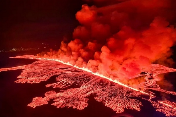 Gunung Berapi di Semenanjung Islandia Kembali Meletus 