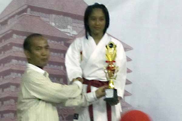 UIOKC 2014: Bella Riansila Karuntu Juara Kumite Senior Putri Terbaik 