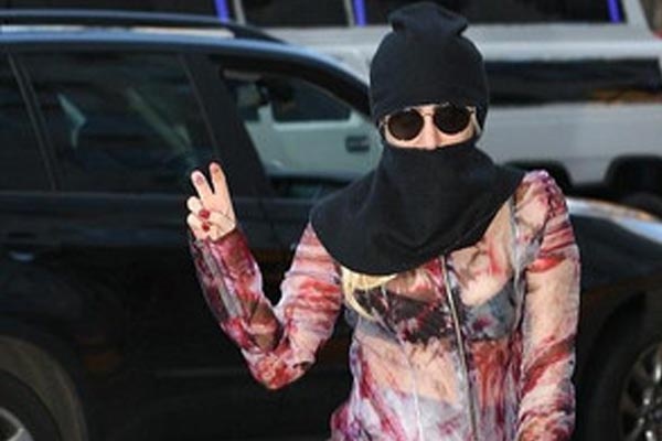 Berkerudung Niqab, Lady Gaga Berjalan-jalan di New York