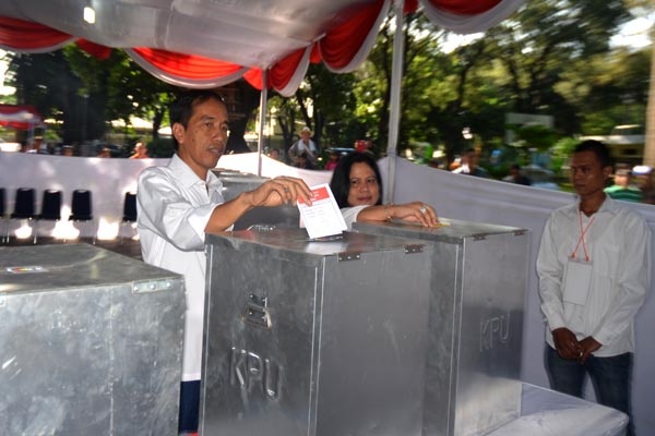 Jokowi Bersama Istri Nyoblos di Taman Suropati