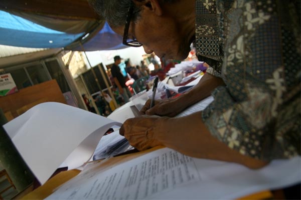 Warga Kebon Pala Jakarta Timur Lakukan Pemilu Ulang 