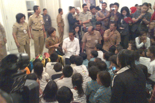 100 Anak TK dan SD Marunda Minta Foto Bareng Jokowi
