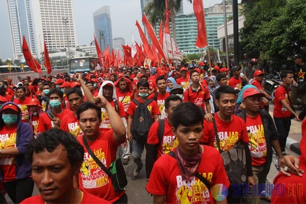Ribuan Buruh Lumpuhkan Jakarta