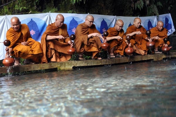Waisak 2014: Biksu Mancanegara Pindapata di Magelang