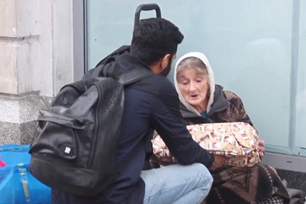 Pemuda Muslim di Inggris Berbagi Kado Natal dengan Tunawisma