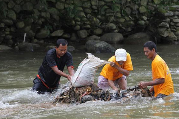 Lomba Memungut Sampah di Sungai Ciliwung