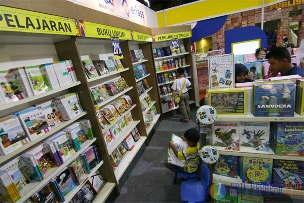 Ratusan Warga Banjiri Jakarta Book Fair 2014