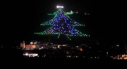 Kota di Italia Nyalakan Pohon Natal Terbesar di Dunia