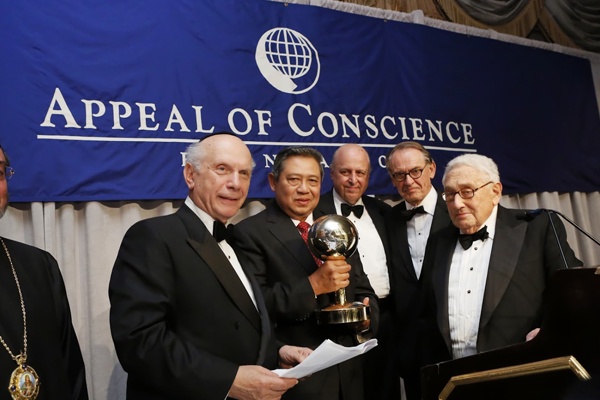 Foto SBY Menerima Penghargaan Kenegarawanan Dirilis ACF