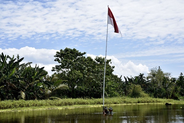 Warga Bersama TNI-Polri Kibarkan Bendera Raksasa