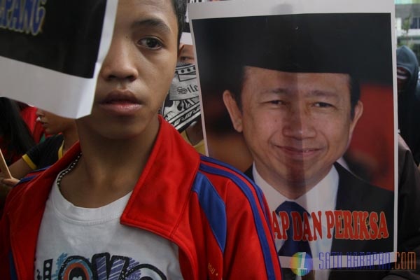 Puluhan Mahasiswa Unjuk Rasa Tuntut Hatta Rajasa dan Marzuki Alie