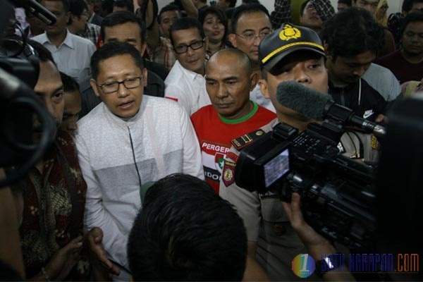 Akbar Tanjung Temui Anas di Pengadilan Tipikor
