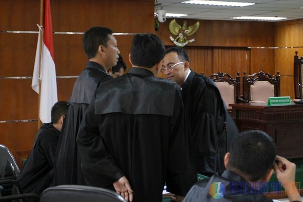 Akbar Tanjung Temui Anas di Pengadilan Tipikor