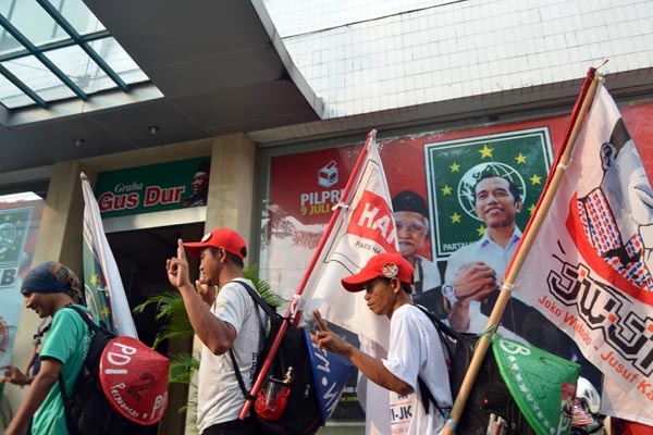 Empat Relawan Jalan Kaki dari Brebes ke Jakarta Mendukung Jokowi-JK