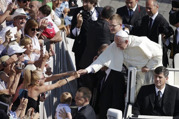 Paus Fransiskus Tidak Akan Gunakan Popemobile Lagi