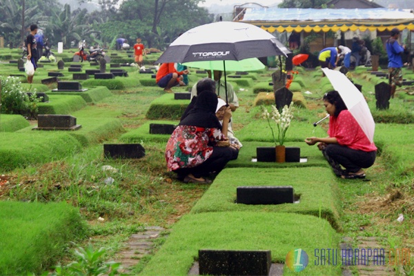 Sambut Ramadhan Puluhan Warga Ziarah Makam