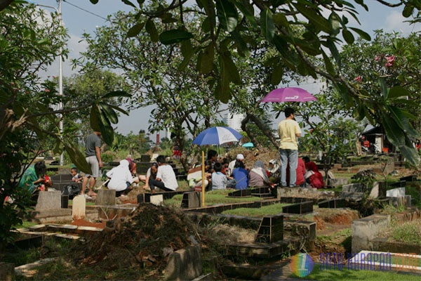 Sambut Ramadhan Puluhan Warga Ziarah Makam