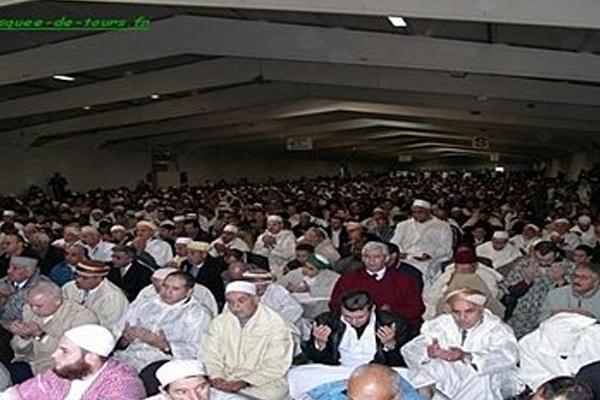 Ratusan Ribu Umat Muslim Prancis Gelar Shalat Idul Fitri