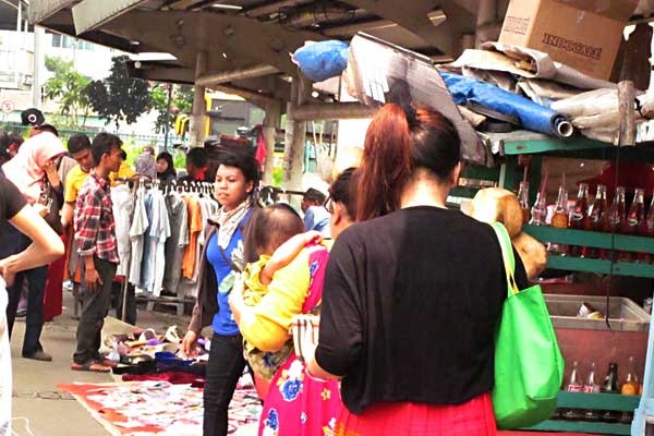 Korban Kebakaran Pasar Senen Berjualan Pinggir Jalan
