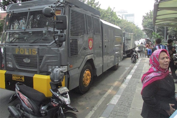 Kendaraan Taktis Jaga Jokowi Saat Pelantikan Anggota DPRD
