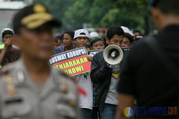 Puluhan Mahasiswa Tuntut Capres Jokowi Ditangkap