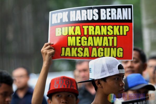 Puluhan Mahasiswa Tuntut Capres Jokowi Ditangkap