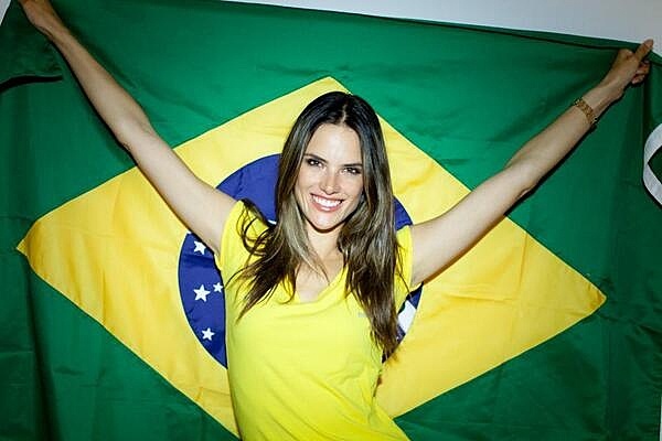 Brasil Lolos, Para Model Bersukacita