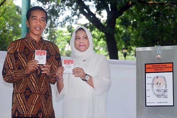 Jokowi Bersama Istri Nyoblos di TPS 18