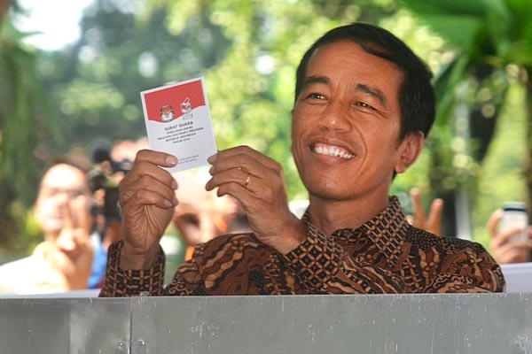 Jokowi Bersama Istri Nyoblos di TPS 18