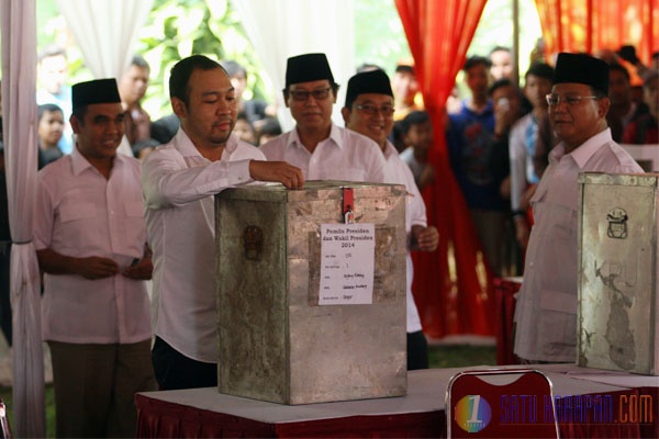 Prabowo “Mencoblos” Ditemani Anaknya