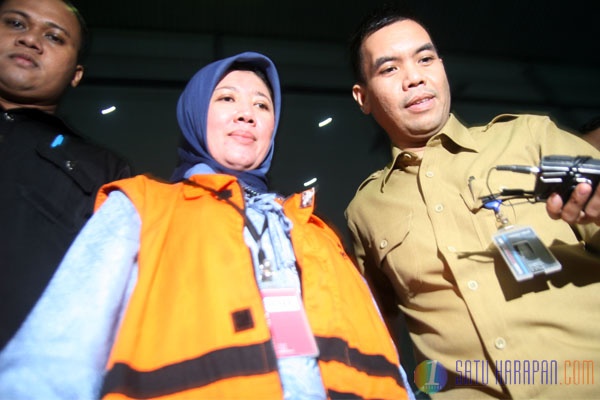 Mantan Wali Kota Palembang Romi Herton dan Istrinya Ditahan KPK