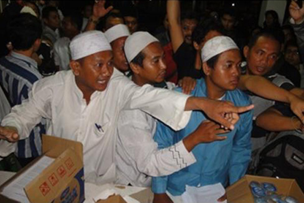 FPI Bubar Paksa Acara Diskusi Alkitab-AlQuran di Surabaya