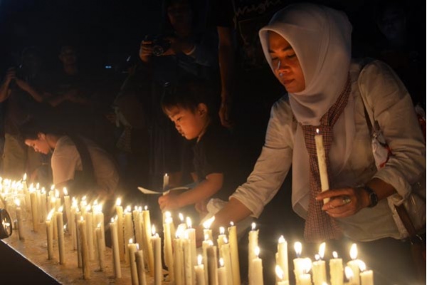 Relawan Jokowi-JK Nyalakan Seribu Lilin Untuk Palestina