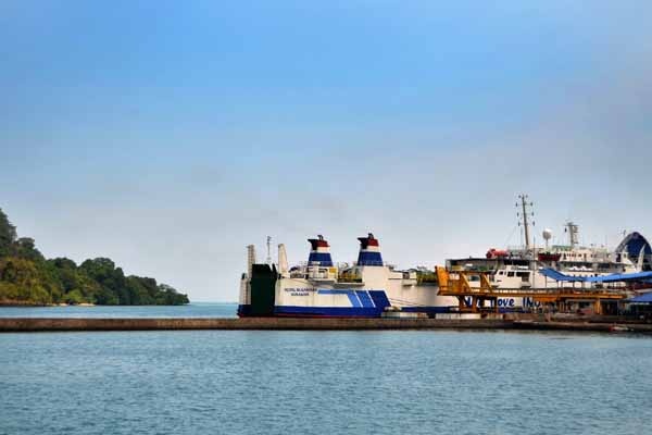 Puluhan Kapal ASDP Antre Bersandar di Pelabuhan Merak