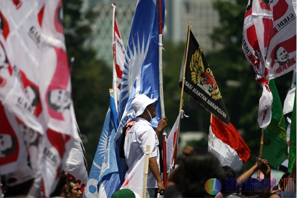 Massa Pendukung Prabowo-Hatta Menggelar Aksi di Gedung MK