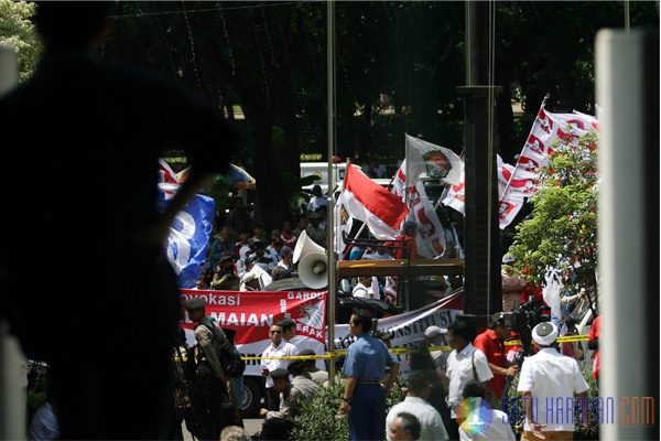 Massa Pendukung Prabowo-Hatta Menggelar Aksi di Gedung MK