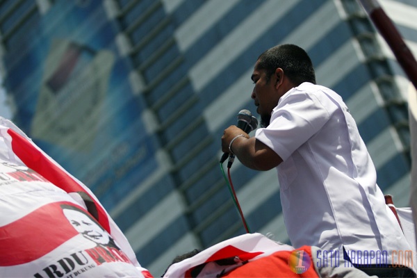 Massa Pendukung Prabowo-Hatta Menggelar Aksi di Gedung MK