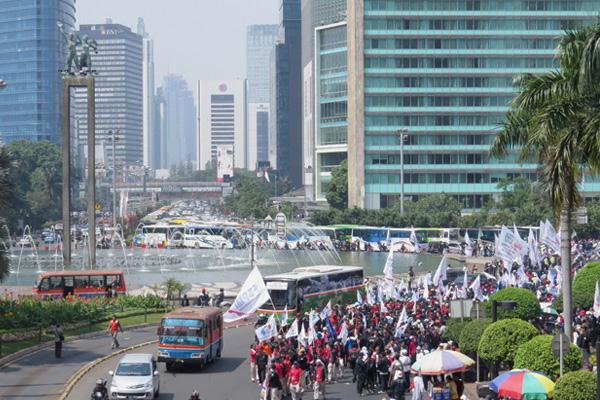 Puluhan Ribu Buruh Berdatangan ke Jakarta Tuntut Kenaikan Upah