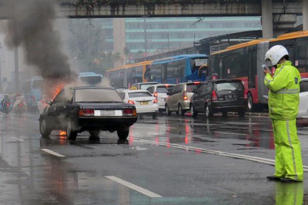 Sebuah Sedan Terbakar di Jalan Thamrin Akibat Korsleting 
