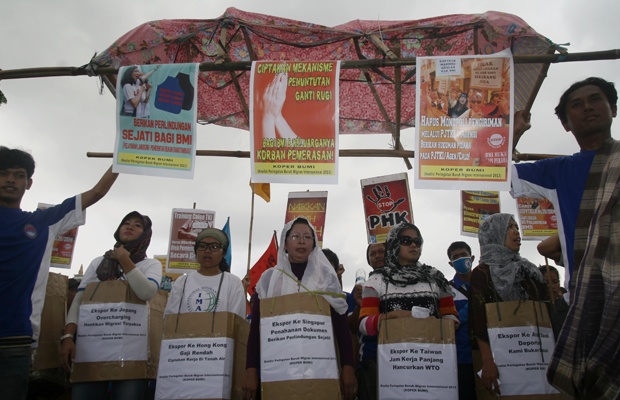 Puluhan Buruh Migran Berunjuk Rasa di Istana Negara