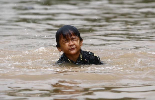 Banjir Melanda Jakarta, Dimanfaatkan Anak-anak untuk Bermain