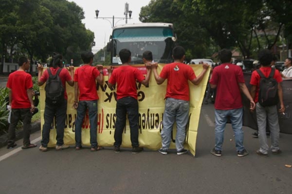 Mahasiswa Blokir Jalan di Depan KPU