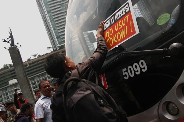 Aksi Pemblokiran Bus Transjakarta Berkarat